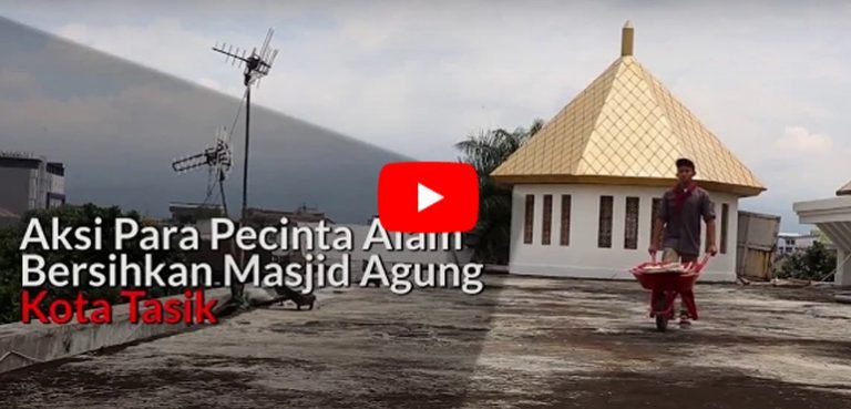 Aksi Para Pecinta Alam Bersihkan Masjid Agung Kota Tasik
