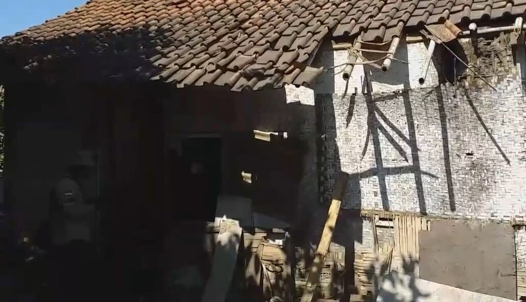 Puluhan Tahun Tinggal di Gubuk Reyot, Mak Aroh Butuh Bantuan