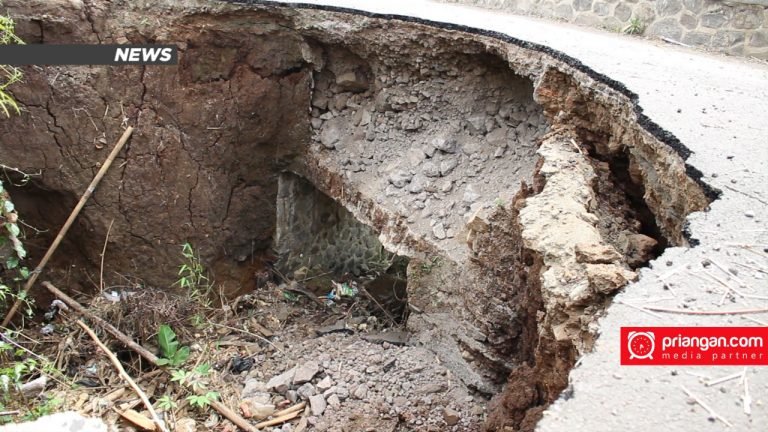 Dibiarkan, Jembatan di Jamanis Kabupaten Tasik Ambles Parah