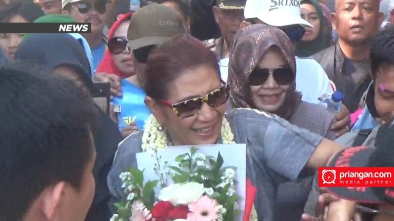 Sampai Rumah, Susi Pudjiastuti Disambut Tangis