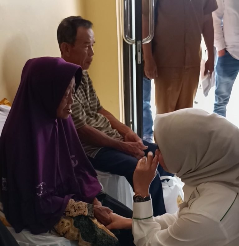 Nurhayati Effendi jadi Alasan Dibalik Senyum Simpul Para Jompo Di Tasik