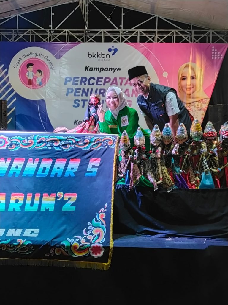 Penuh Kehangatan, Nurhayati Nobar Pertunjukan Wayang Golek Bersama Warga Tasikmalaya