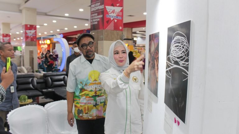 Nurhayati Apresiasi Pameran Fotografi di Tasikmalaya