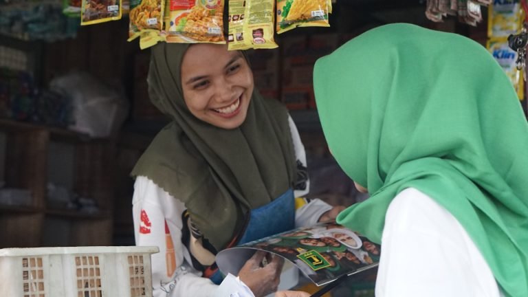 Dongkrak Suara di Tasikmalaya, Tim Nurhayati Center Bagikan Kalender dan Kerudung Gratis