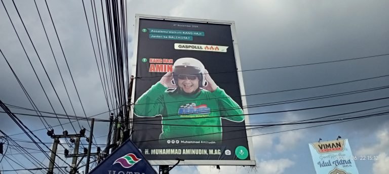 Tampil Nyentrik di Billboard Calon Wali Kota, KH. Aminudin Pakai Jaket dan Kacamata Hitam