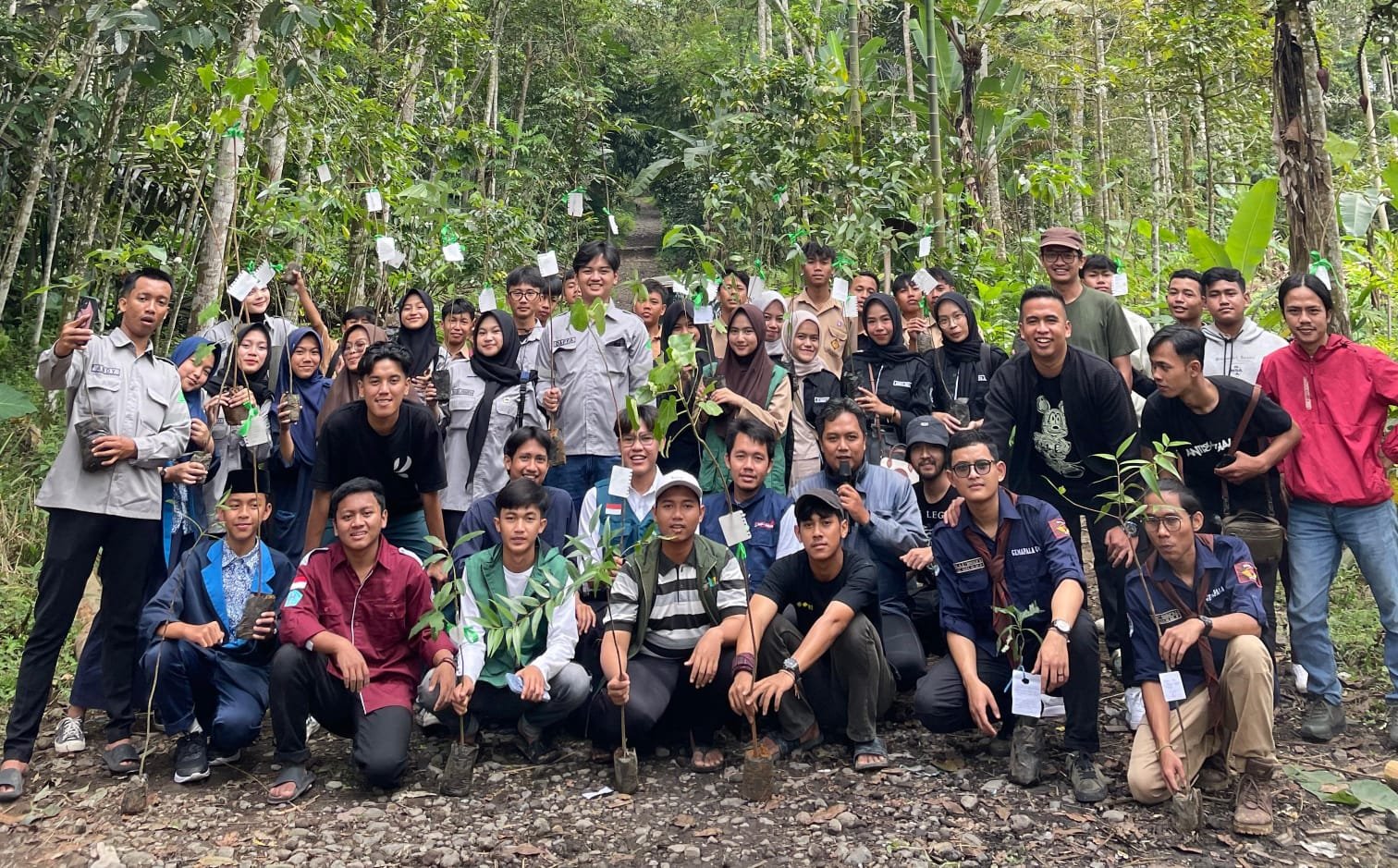 Jaga Leuweung Keusik Galunggung, Aktivis Tanam 1.000 Pohon