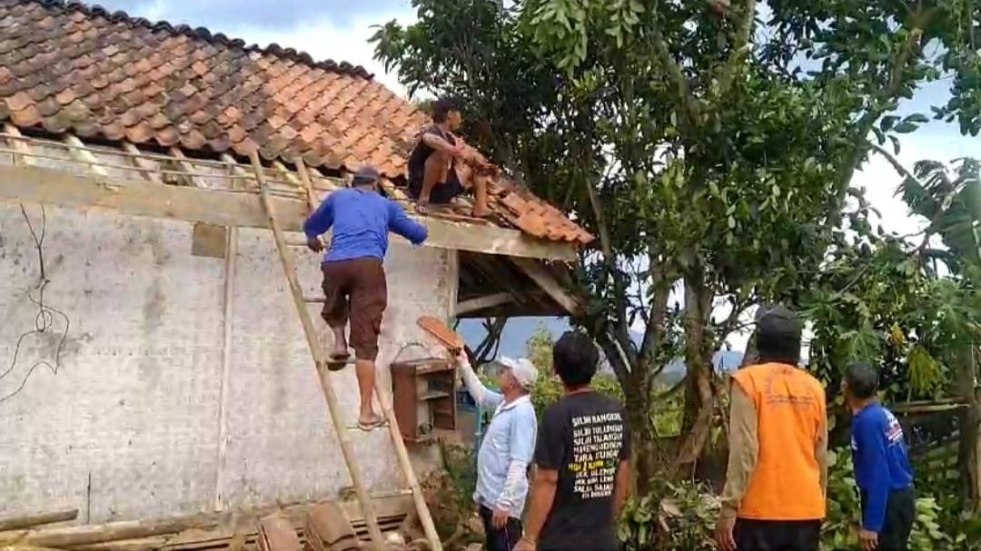 Diterpa Angin Kencang, Sejumlah Rumah di Kabupaten Tasik Rusak