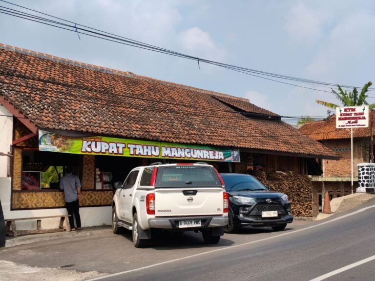 Kupat Tahu Mangunreja: Legenda Rasa yang Bertahan Sejak 1955