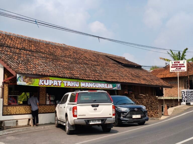 Kupat Tahu Mangunreja; Cita Rasa Legendaris yang Tetap Terjaga