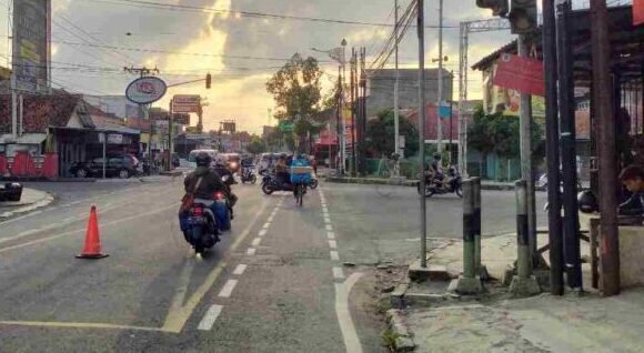 Simpang Empat Djarum Semrawut Akibat Lampu Lalu Lintas Mati