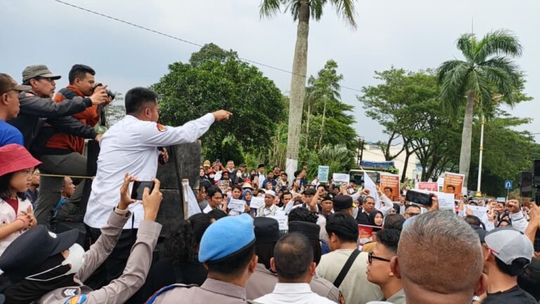 Ribuan Guru Honorer Demo di Bale Kota Tasikmalaya, Pertanyakan Kehadiran Negara Soal Kesejahteraan Guru