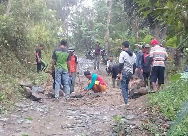 Warga Sukahurip Tambal Jalan Pakai Uang Sendiri, Bupati dan DPRD Tasikmalaya Dituding Tutup Mata