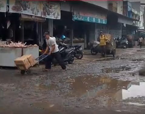 Jalan Rusak dan Sampah Ganggu Pembeli, Pedagang Pasar Cikurubuk Minta Pemkot Tasikmalaya Bertindak