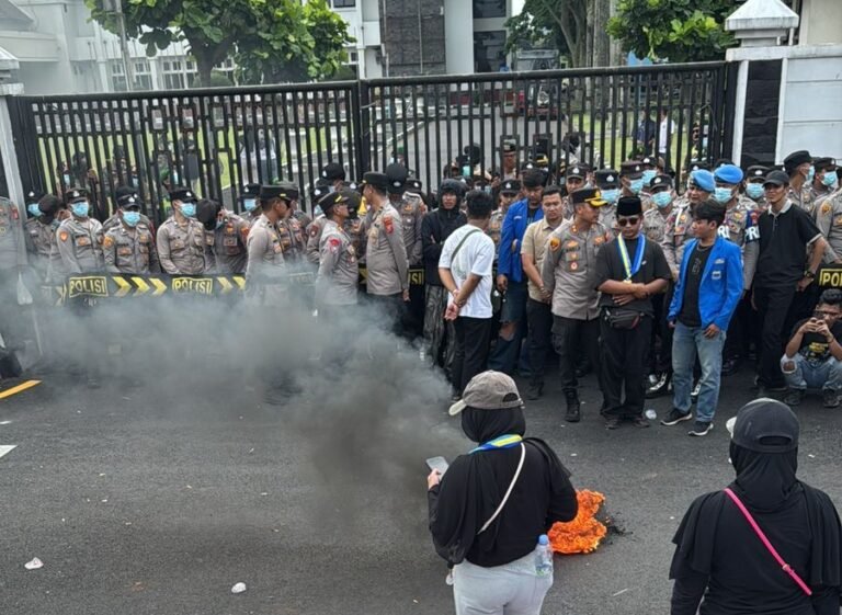 PMII Nilai Evaluasi Kinerja Wali Kota Tasikmalaya Dibungkam, Aksi Mahasiswa Dihadapi Barikade Aparat