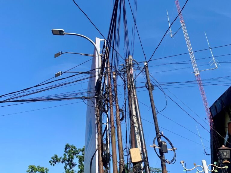 Kabel Fiber Optik Semrawut di Kota Tasikmalaya, Warga Keluhkan Ancaman Keselamatan