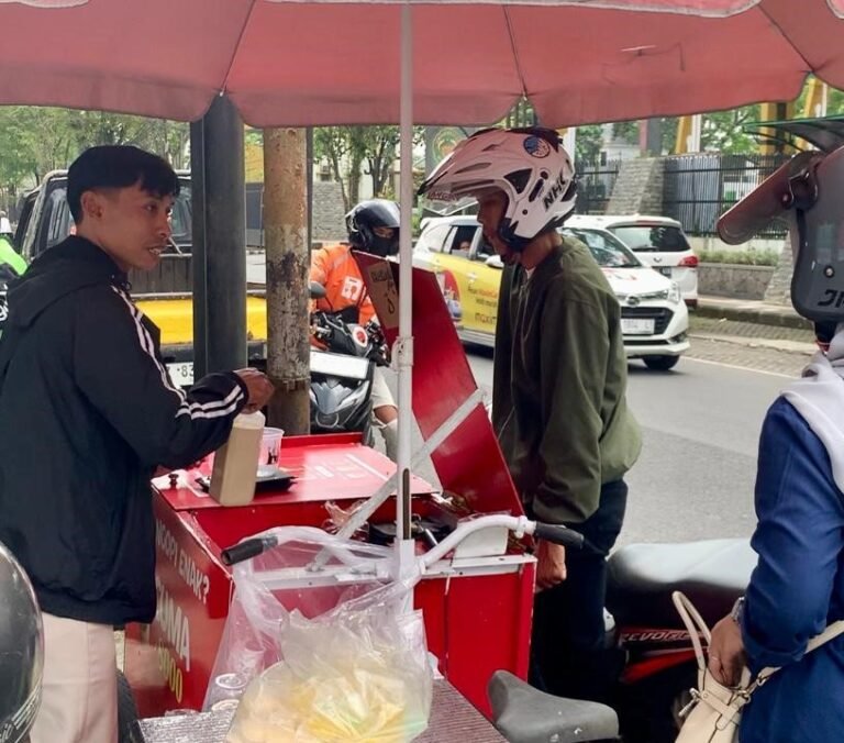 Kopi Gerobak Makin Populer, Praktis, Murah, dan Jadi Favorit Anak Muda Kota Tasikmalaya
