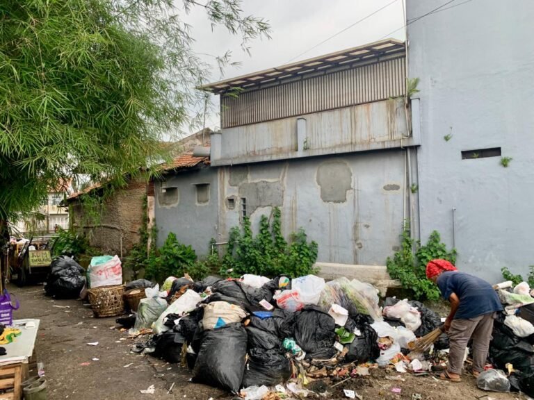Kontainer Sampah di Jalan Ikik Wiradikarta Kota Tasikmalaya Picu Keluhan Warga, Bau Menyengat hingga Ganggu Lalu Lintas