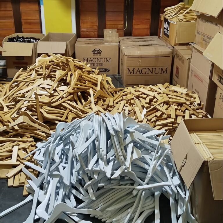 Produksi Hanger Lokal Kota Tasik Bertahan di Tengah Persaingan Pabrikan dan Harga Bahan Naik
