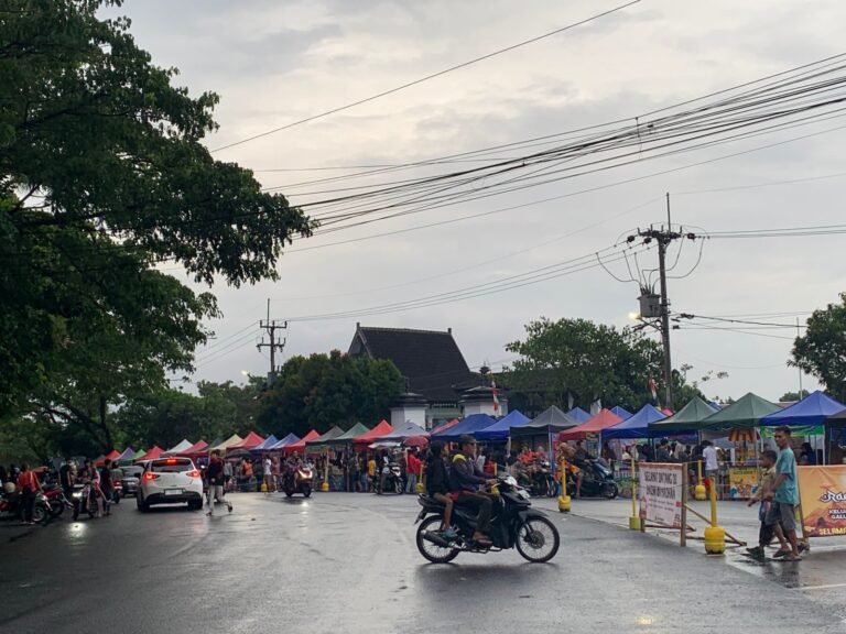 Taman Makam Pahlawan Ciamis Diserbu Warga Saat Ramadan, Ngabuburit hingga Berburu Takjil UMKM