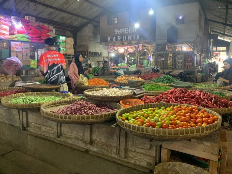 Harga Sayur di Pasar Cikurubuk Tasikmalaya Melejit, Pedagang Tuding Stok Tersedot MBG