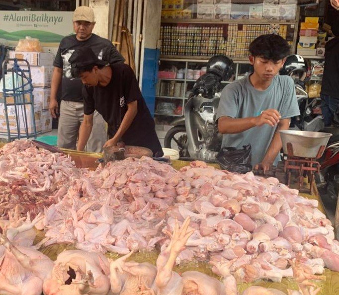 Pedagang Ayam Pasar Cikurubuk Menjerit, Omzet Terjun Bebas Imbas MBG