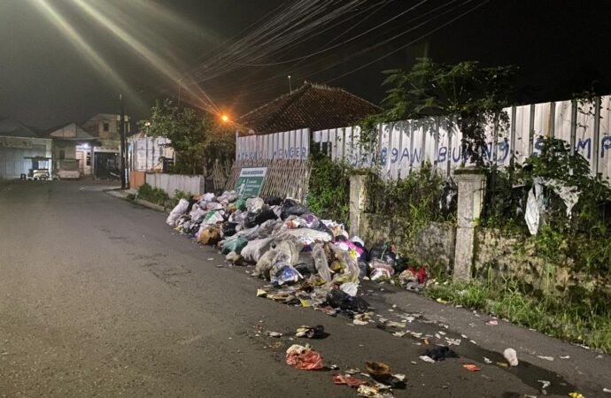Sampah Menumpuk Berhari-hari di Bungursari, Warga Desak DLH Kota Tasikmalaya Bertindak