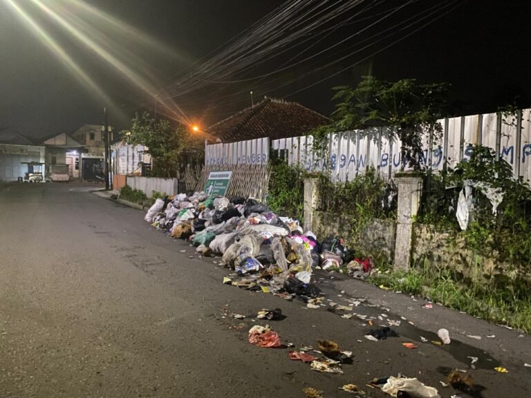 Sampah Menumpuk Berhari-hari di Bungursari, Warga Desak DLH Kota Tasikmalaya Bertindak
